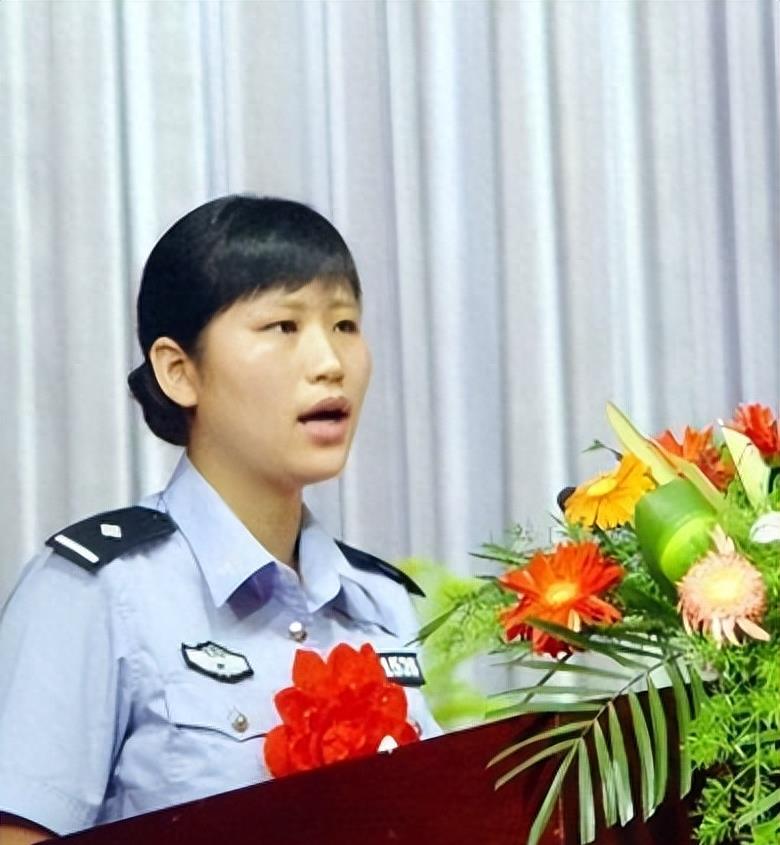 2008年地震警察妈妈现状,2008年地震母亲护着婴儿后续