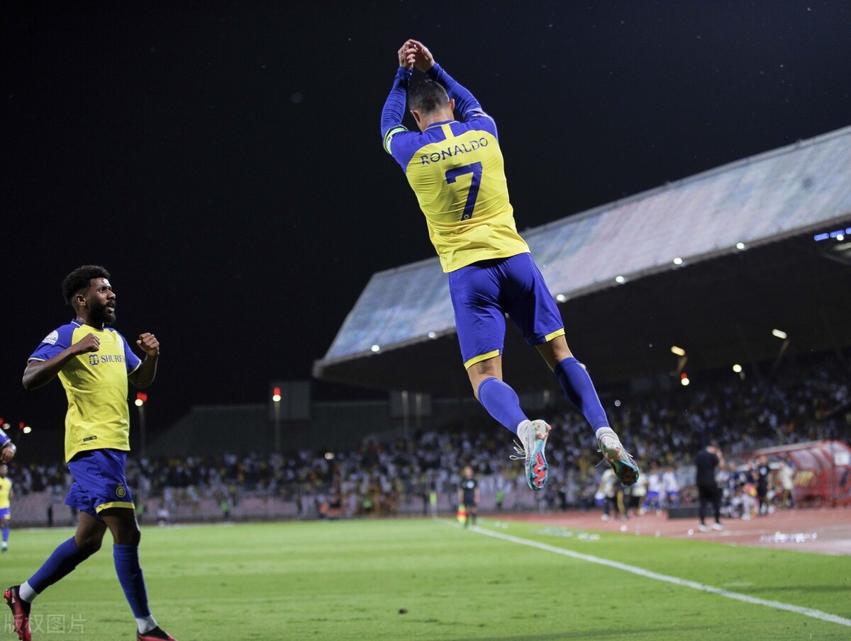 梅西在大巴黎对阵c罗,梅西拜仁输球全场喊c罗