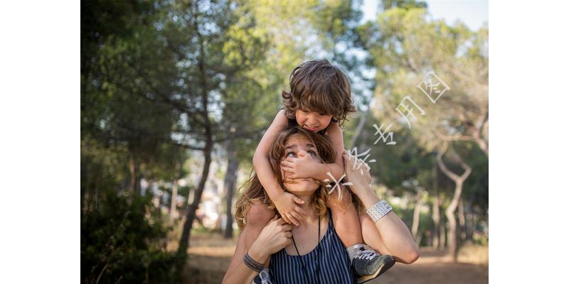 分家时大伯把烂滩地全给我爸，如今这里建高速，大伯肠子都悔青了