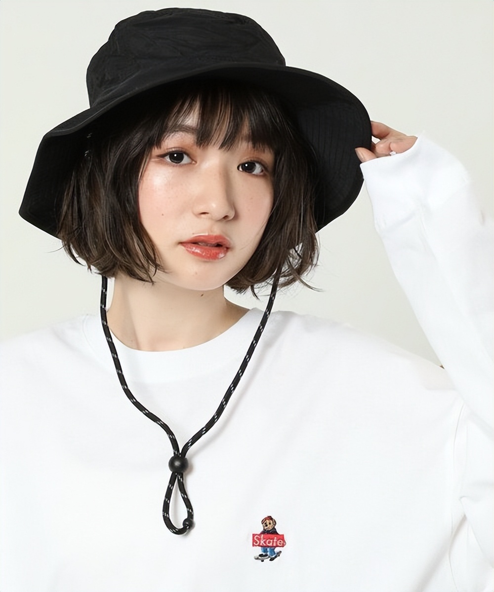 帽子怎么戴才能不压刘海,帽子怎么戴不压刘海