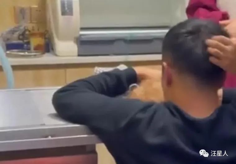 狗狗被撞受伤白发老人跪地痛哭,不小心摔倒了狗狗委屈