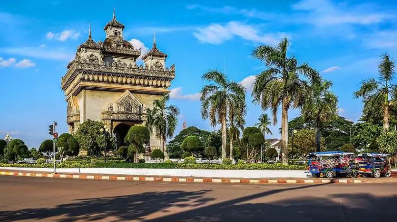 老挝小城梦想成深圳，流行使用人民币，卖中国货，快递直发中国