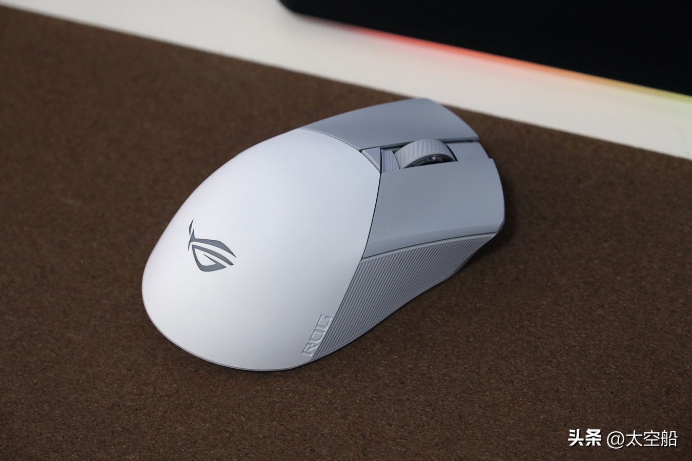 rog月刃无线鼠标aimpoint36k开箱,rog魔刃3鼠标评测