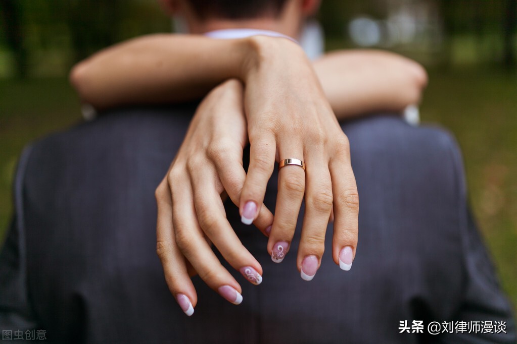 男子散发两万余张印有前女友私密照片的传单，如何定罪量刑