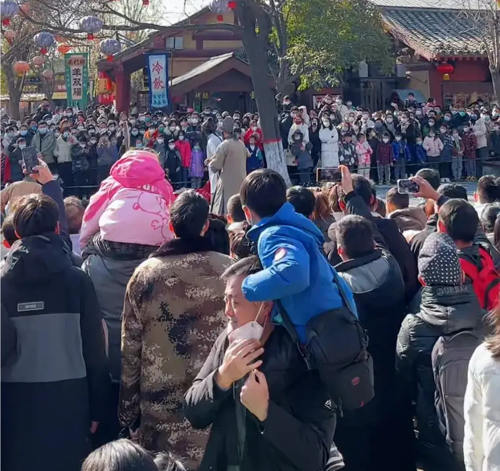 大年初一开封清明上河园人山人海,河南开封清明上河园人山人海航拍