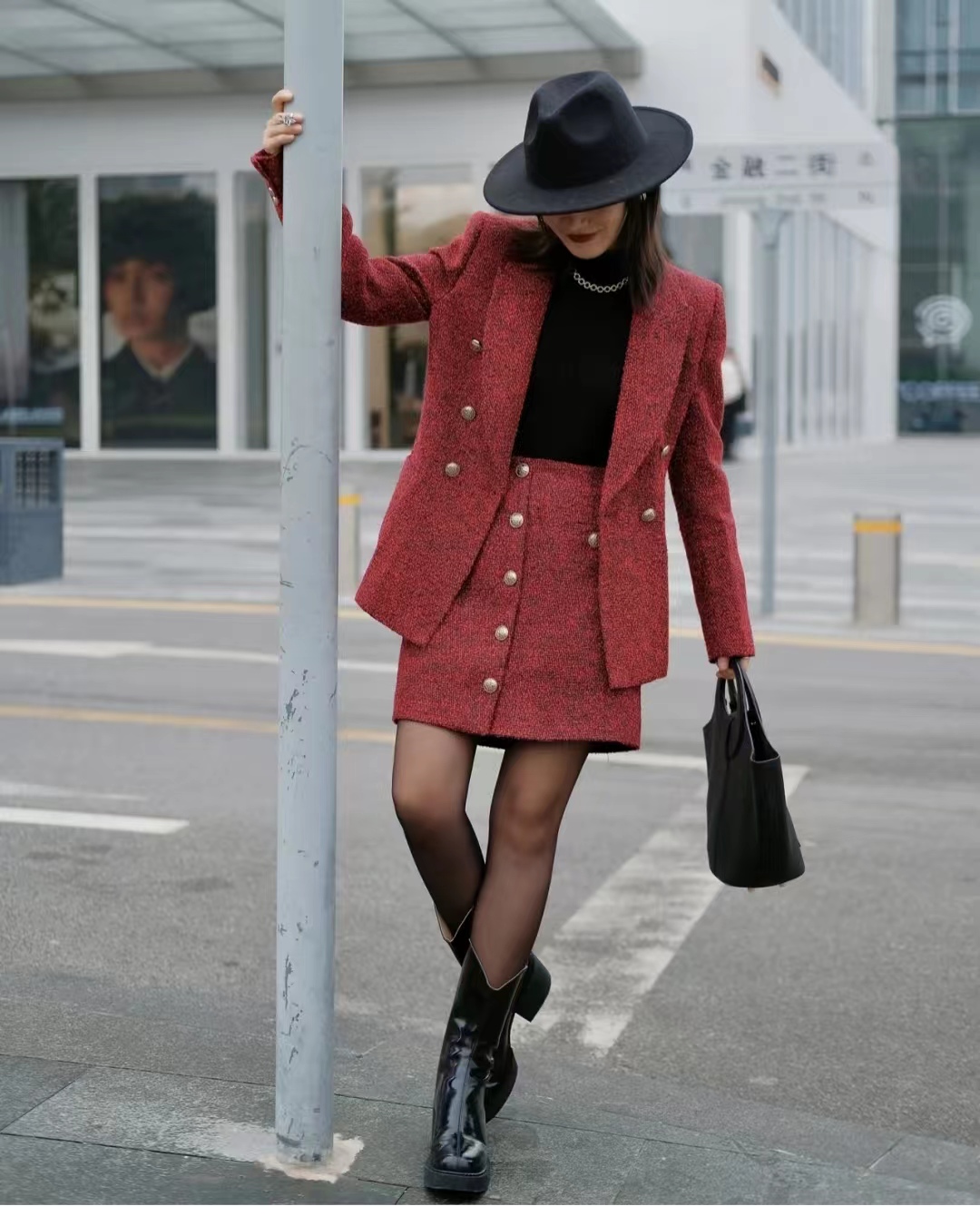 法式蝴蝶结上衣红色,红色搭配深杏色好看吗