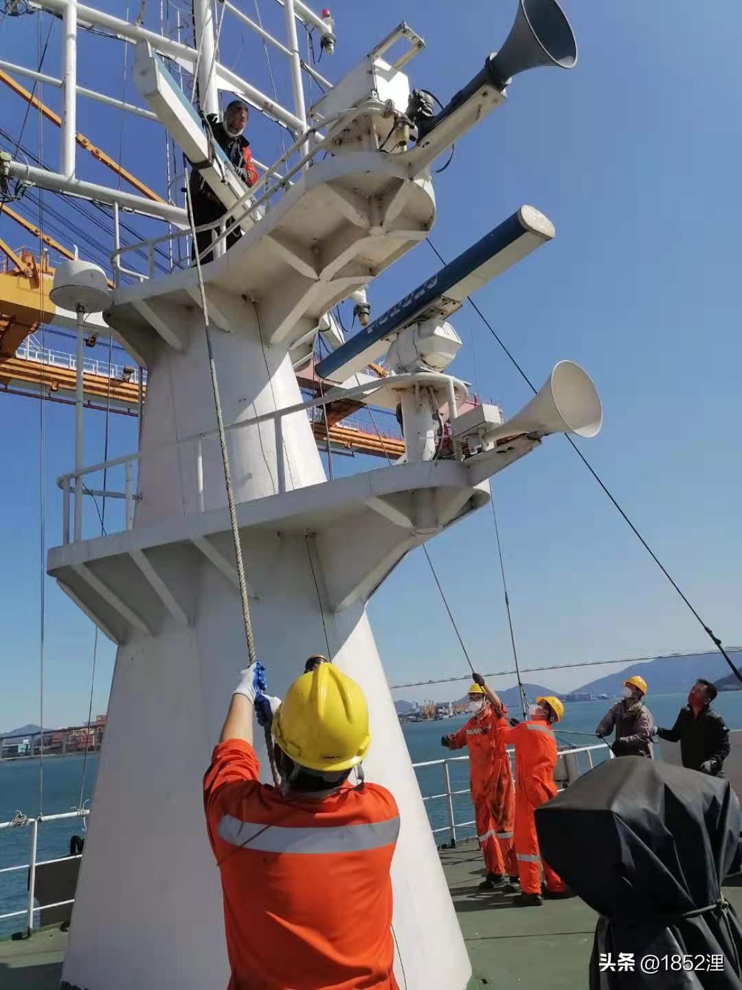 轮船上面的雷达天线,船用雷达天线转一下就不转了