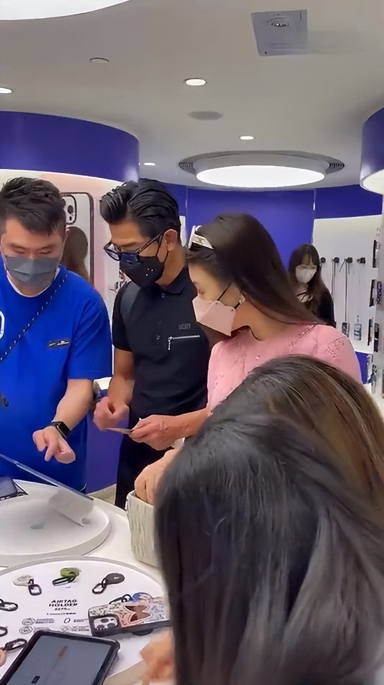 郭富城陪老婆逛街,郭富城携方媛现身甜蜜爆表