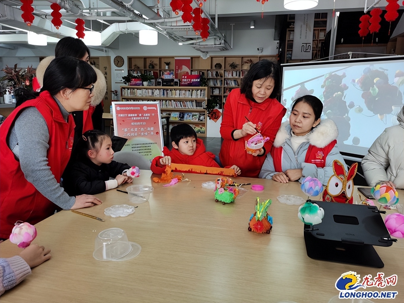 南京市江宁区吉山社区：“滚”元宵“包”汤圆三代同乐“吉味”年