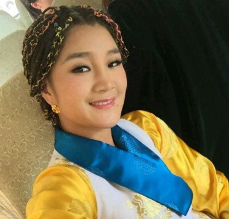 降央卓玛爆料与老公的恋爱过程,降央卓玛和她的三个孩子近况