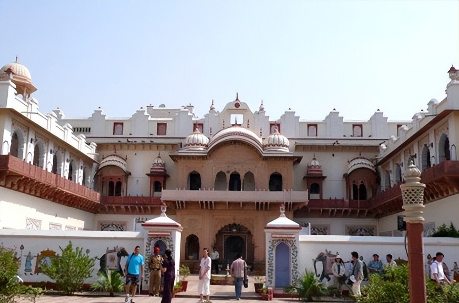 下水道藏2亿现金，豪宅中美女成群，印度军官是如何“挣钱”的？