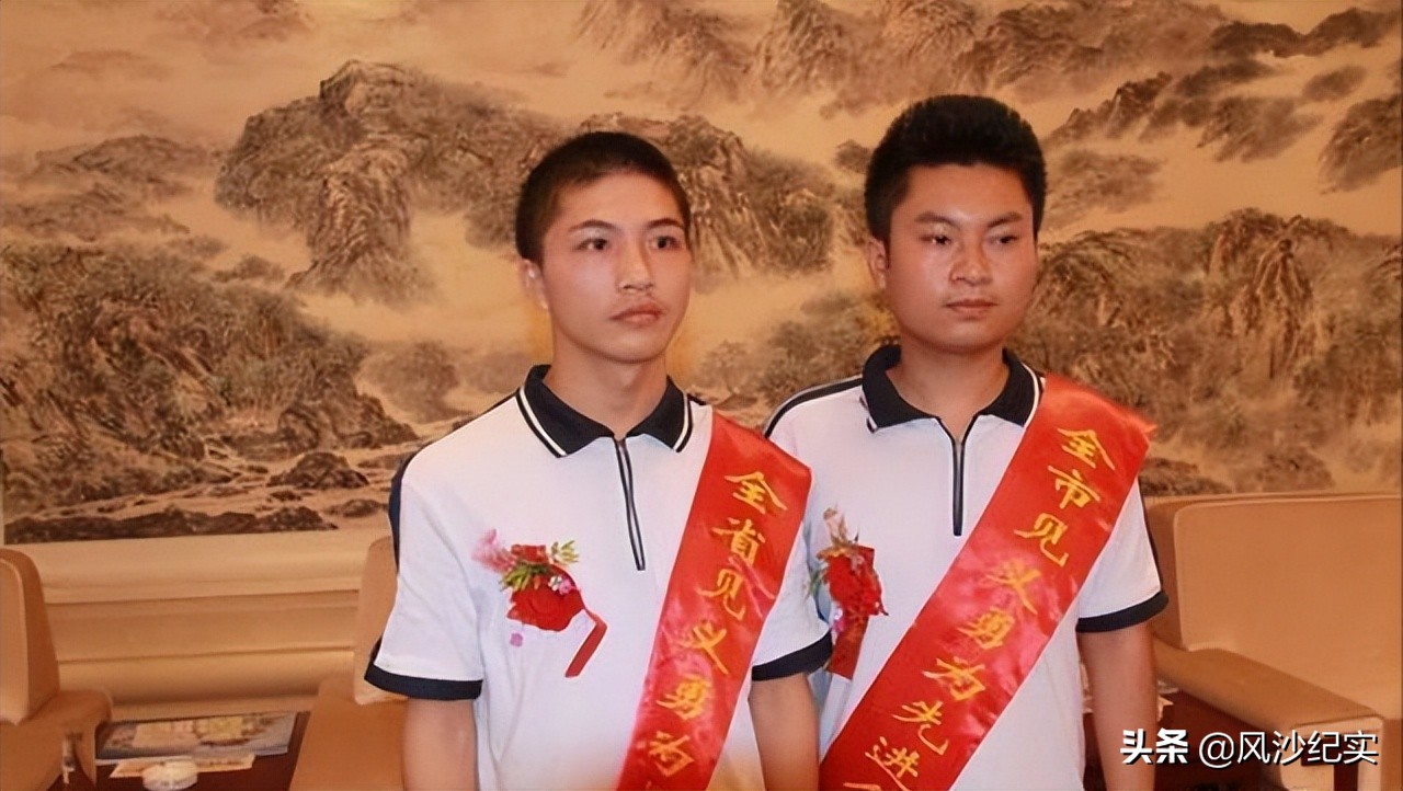 江西高考夺刀少年救人,夺刀少年拒绝清华大学破格录取