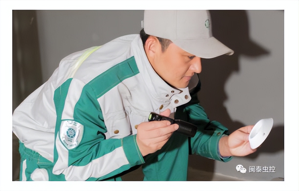 警惕潜伏在孩子身边的危险玩具,小孩抱熊娃娃睡觉的危害