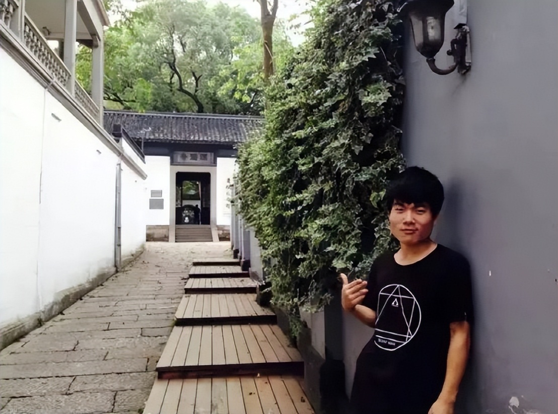 董宇辉从老师讲师到直播间售货员,从董宇辉爆红谈人才变现