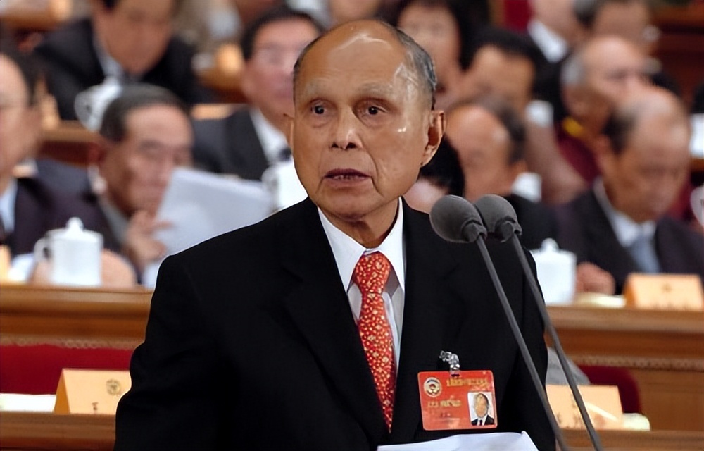 霍英东:建白天鹅宾馆,盖章太难祭出妙招,政策风向紧盯裸少女