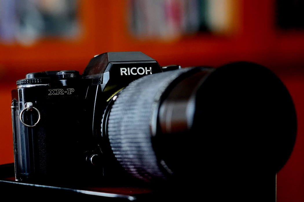 理光有几款50mm镜头,廉价的相机