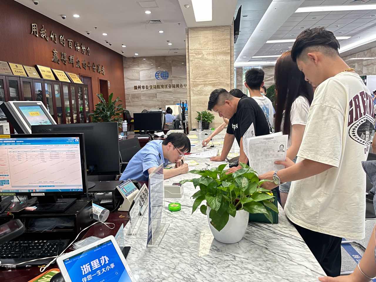 小高峰办理出入境,十堰出入境暑期办证高峰来临