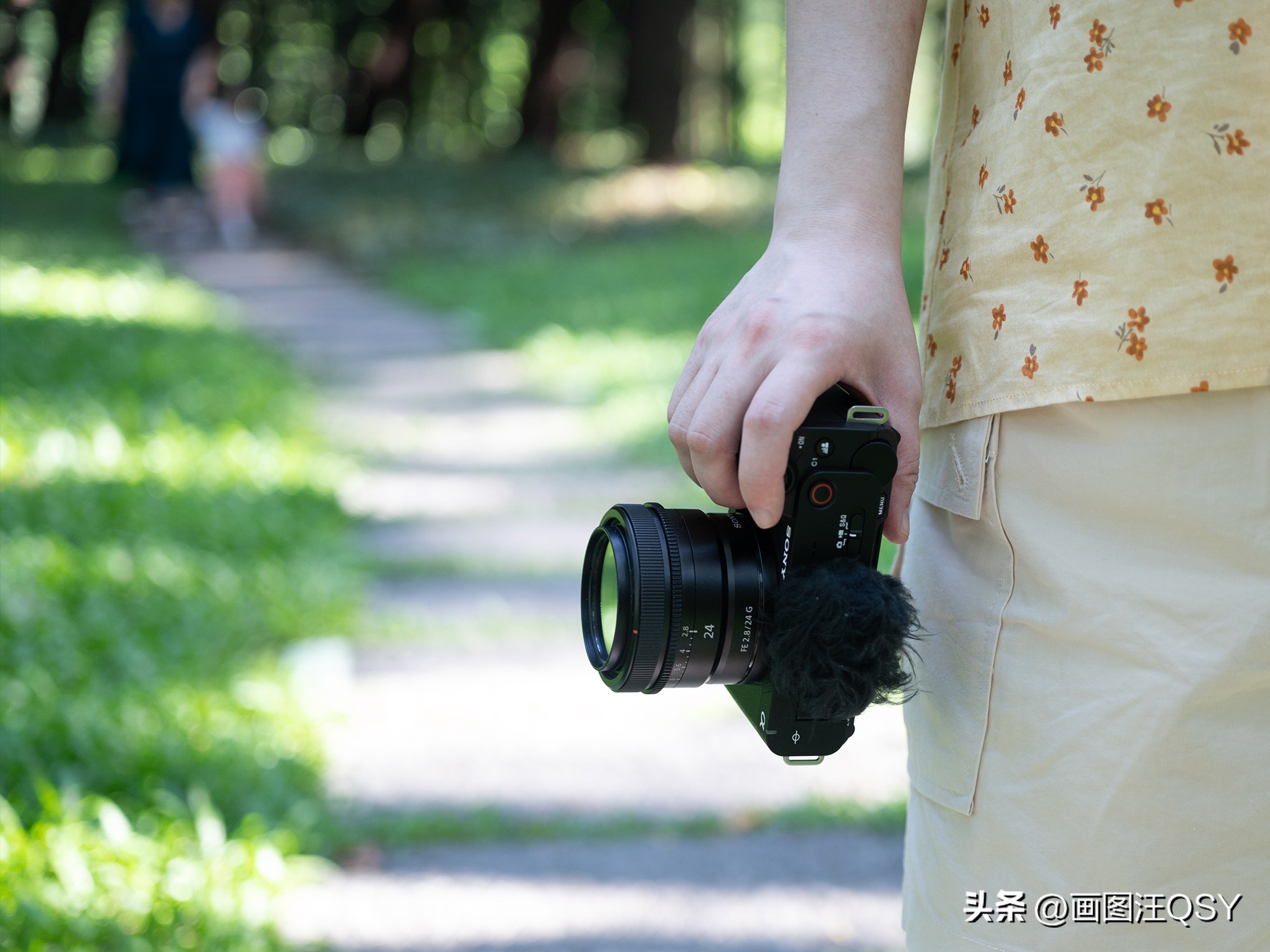 技术不够装备来凑，索尼ZV-E1真定位新手？Vlog初学者心得分享