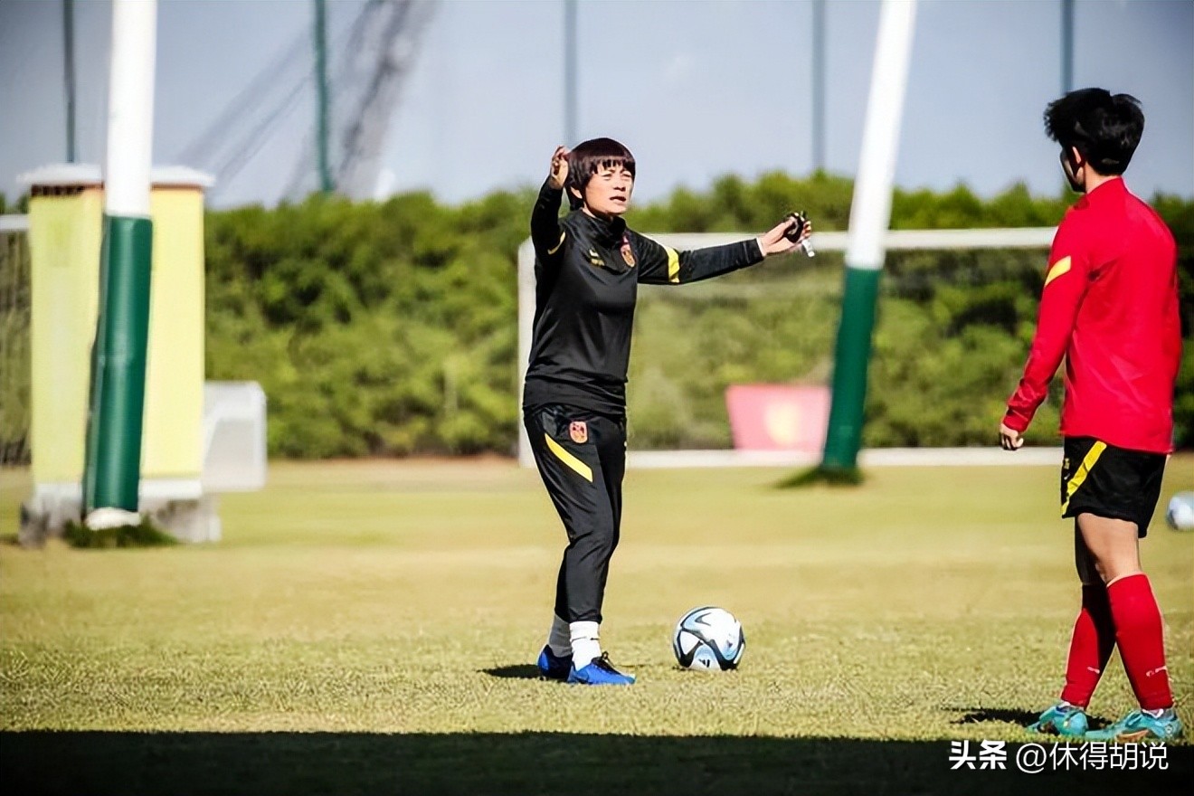 球迷对男女足的态度，可看出中国足球的两个极端，男足该何去何从