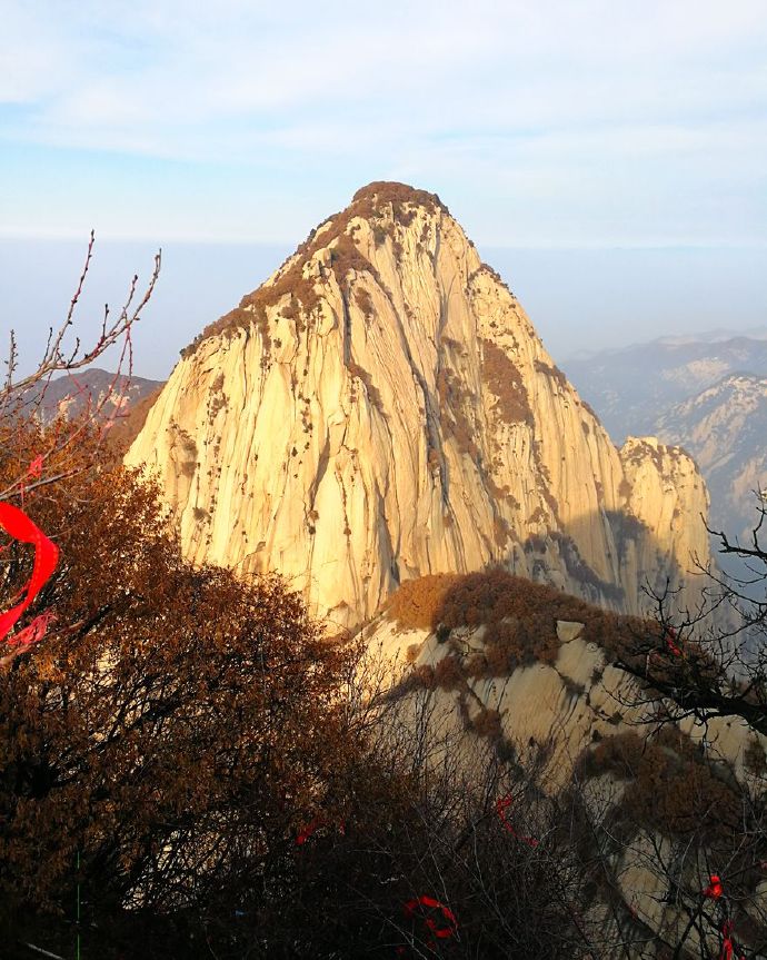 冬日里的华山银装素裹,冬日登上秦岭山脊