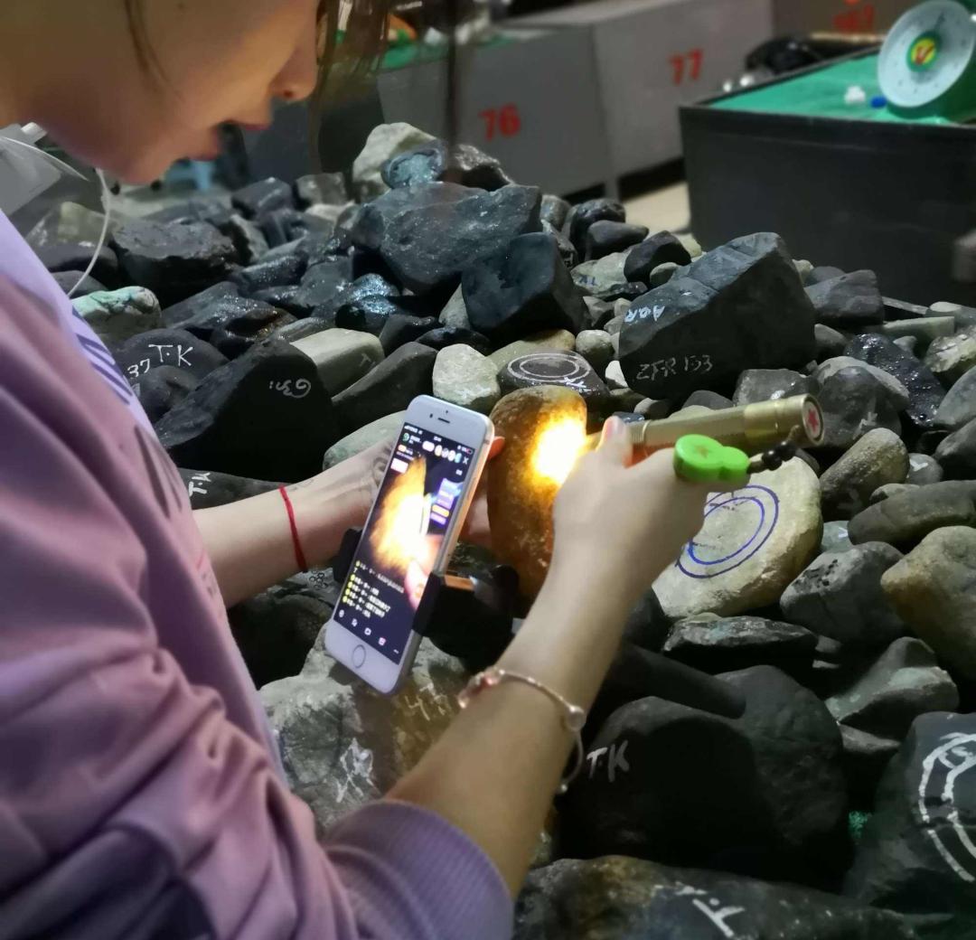 直播间买翡翠划算吗可信吗,直播间买翡翠价格随便定吗