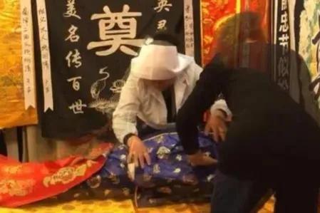 老人过世后穿寿衣有哪些规矩,老人死了为什么要穿棉寿衣