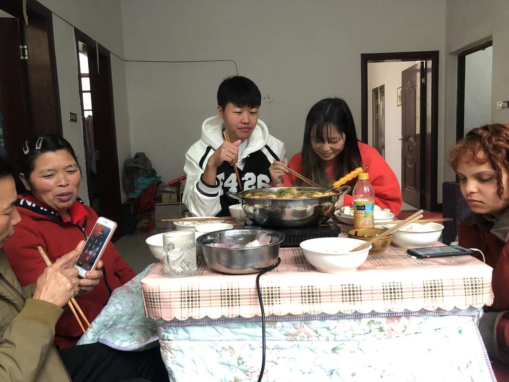 老外看贵州村超联赛足球,外国人看贵州村超足球