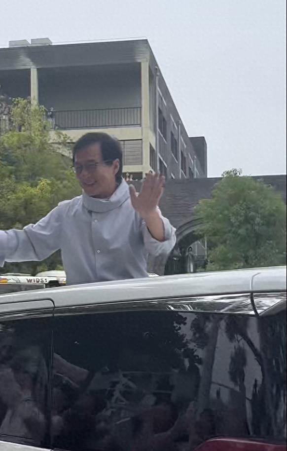 成龙武汉高校出席活动,成龙现身高校做公益