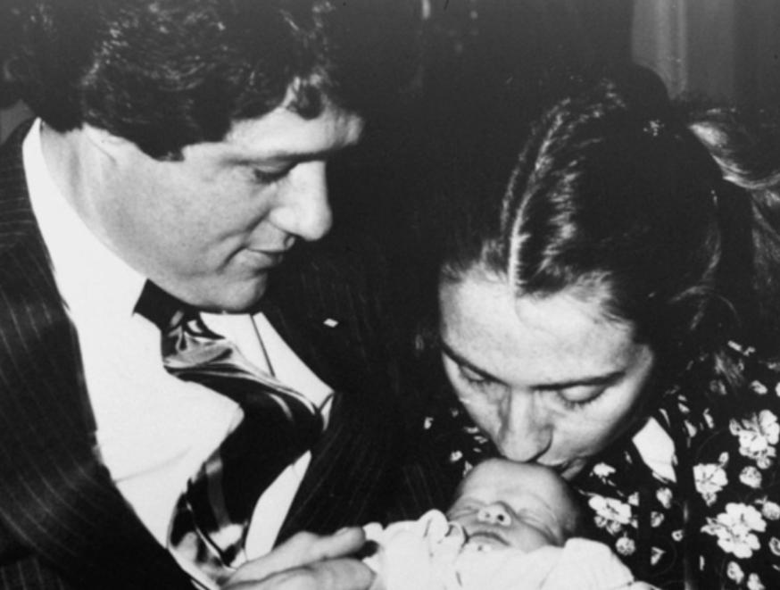 女儿是小棉袄：2010年，克林顿把女儿交到了姑爷手上，忍住没有哭