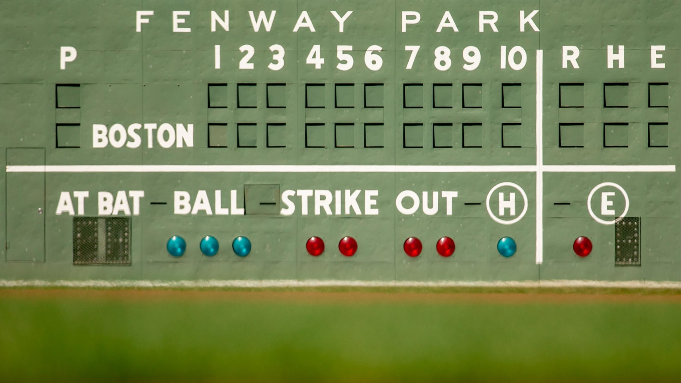 父亲节带着爸爸一起踢球,父亲节孩子和爸爸的篮球互动