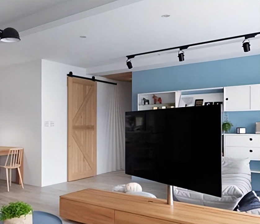 电视挂墙好，还是放电视柜上好？其实二者的区别很大，大家要注意