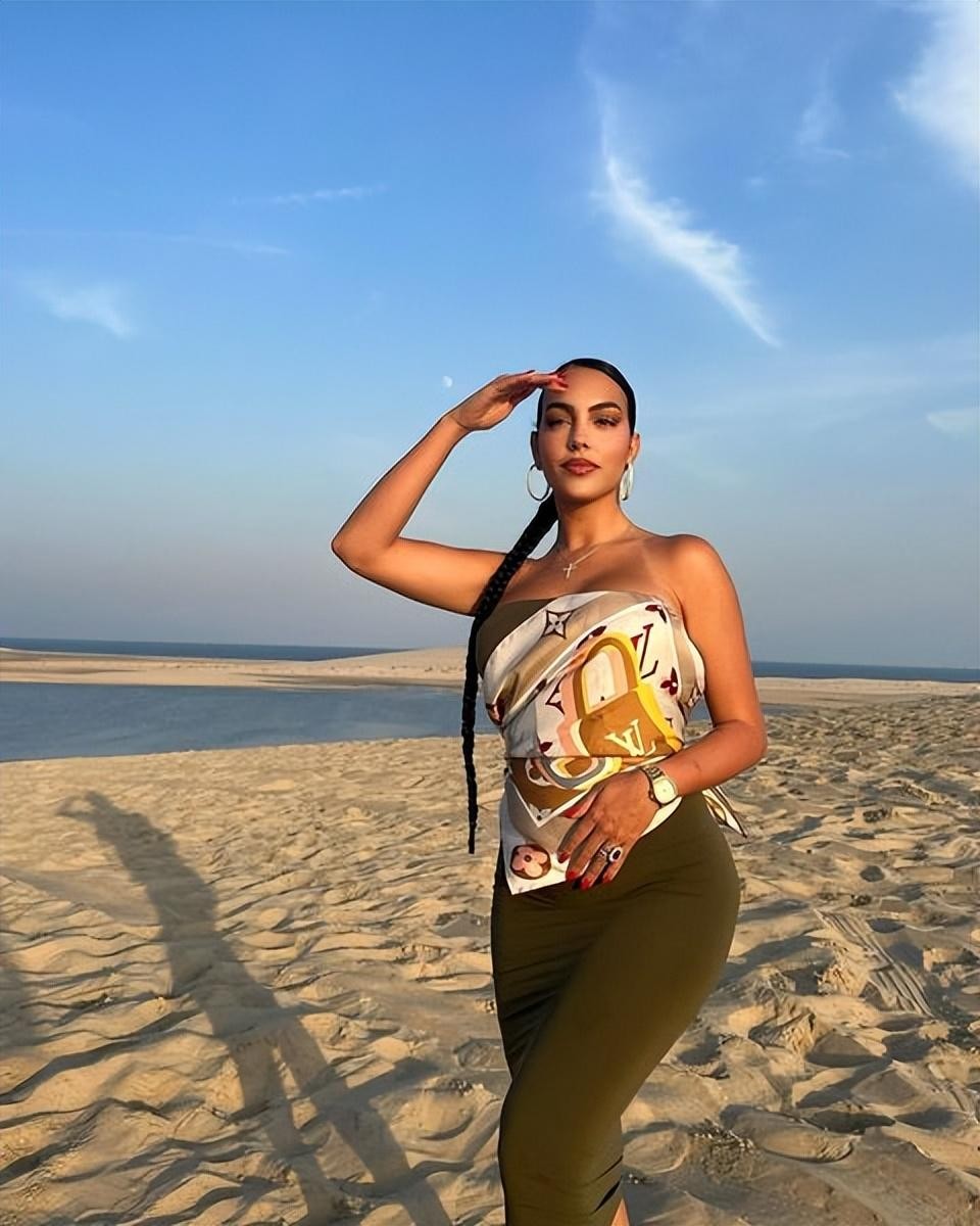 c罗携女友出席活动穿衣秀,c罗穿钻石裙现身戛纳