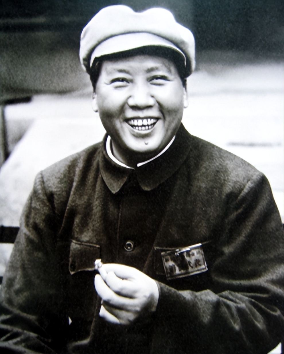 伟人与香烟：毛*东泽**吸百家烟，*小平邓**吸烟被递条，为戒烟吃花生