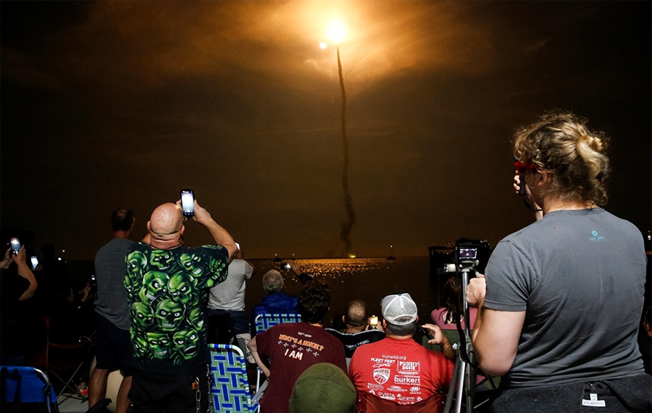 美国重返月球发射过程,美国登陆月球的飞船回地球视频