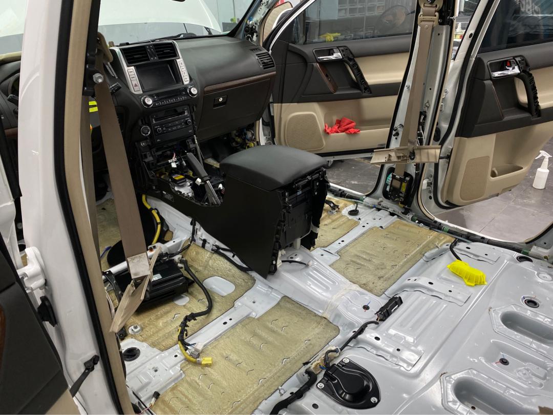 丰田霸道生锈,破旧丰田翻新