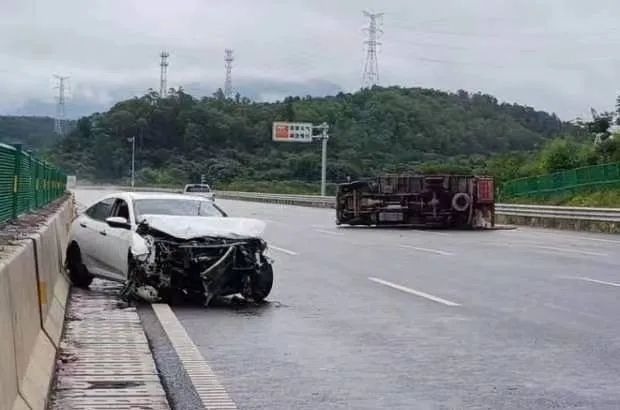 车辆侧翻怎么自救,车辆侧翻方向盘失控原因