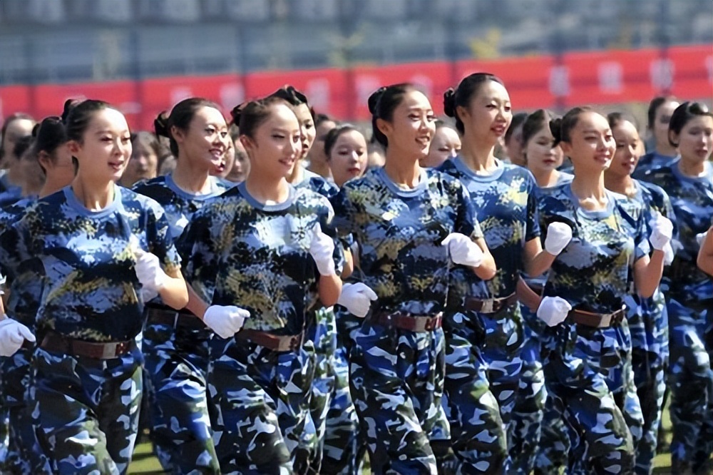 女大学生透明军训服引发争议,学生吐槽军训服薄且透光原视频