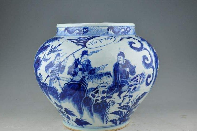 广西挖骨灰坛,工人挖出骨灰缸