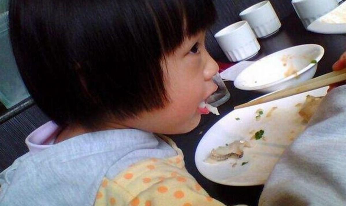 孩子被鱼刺卡喉图文,孩子被鱼刺卡喉正确做法应该怎样