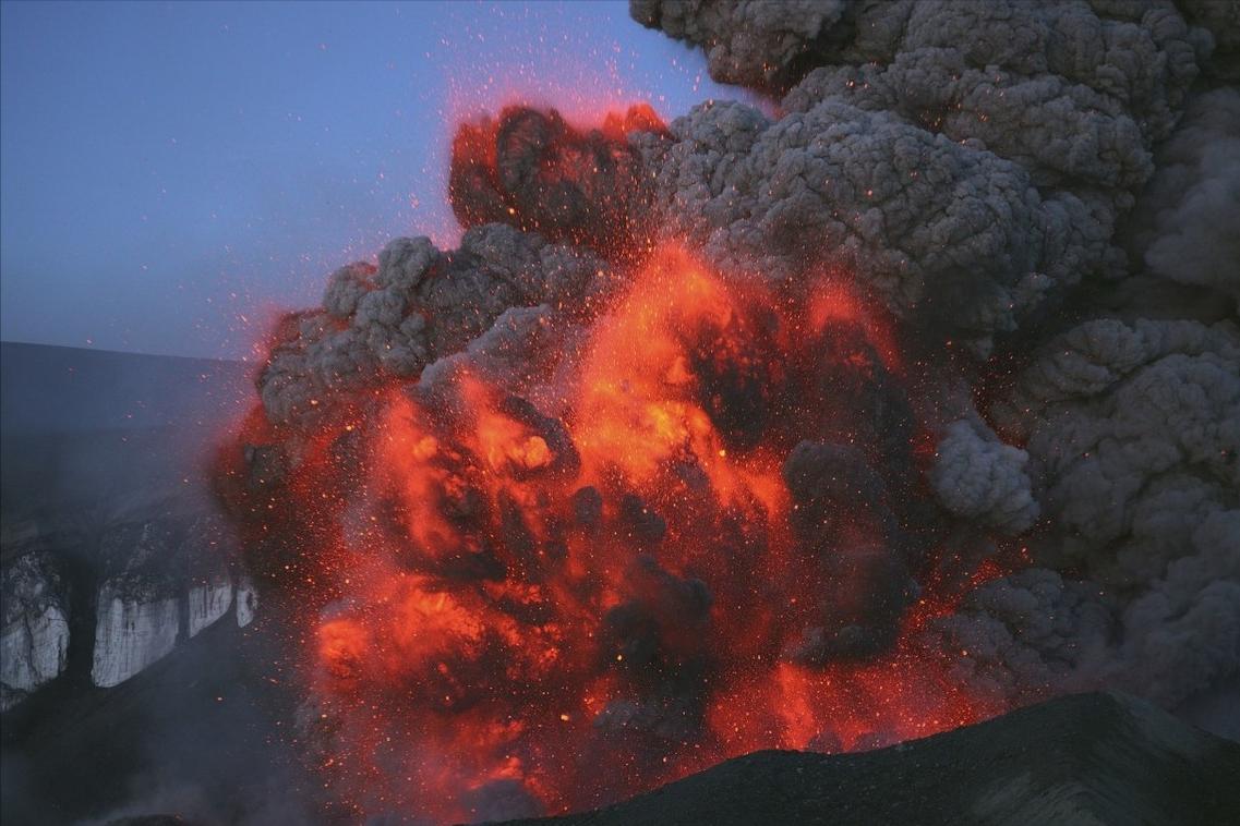 高粘性液体中不断增长的气泡的聚结