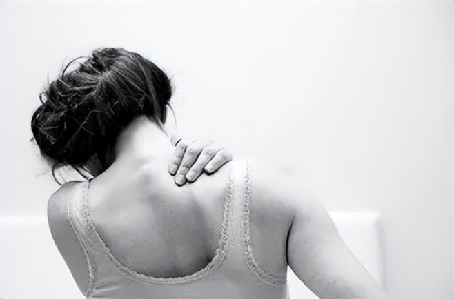 中医理疗治疗肩膀疼的视频,肩膀酸痛中医怎么治疗