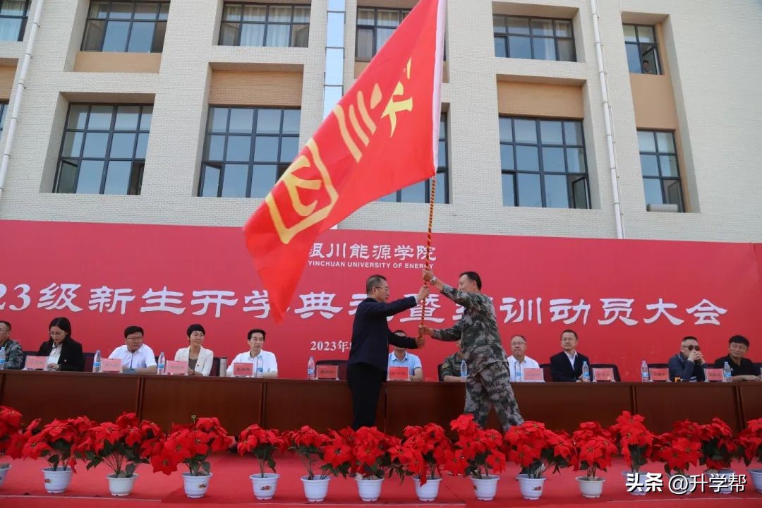 银川能源学院2020级新生军训男,宁夏银川能源学院军训