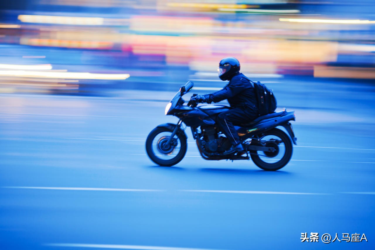 重庆一隧道两摩托车相撞死者身份,重庆隧道内两摩托车相撞路人视觉