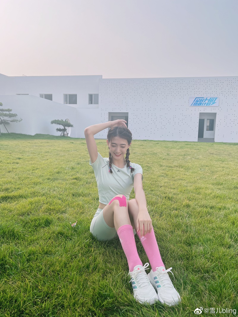 草坪大片！体育主播雪儿晒草地靓照运动少女长腿纤腰清纯无敌