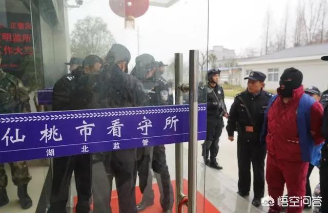 在外面如果碰到黑社会的人，怎么应付？