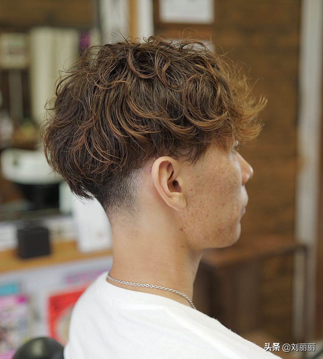 男士发型两边剪短刘海层次感,今年最流行烫什么发型男士