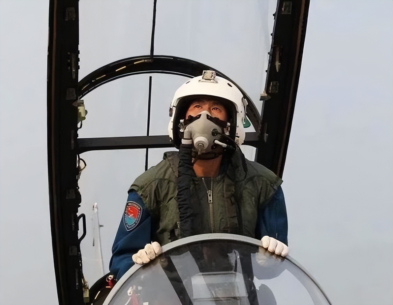 万米高空突然没油，中国试飞员放弃跳伞求生，8分钟避免上亿损失