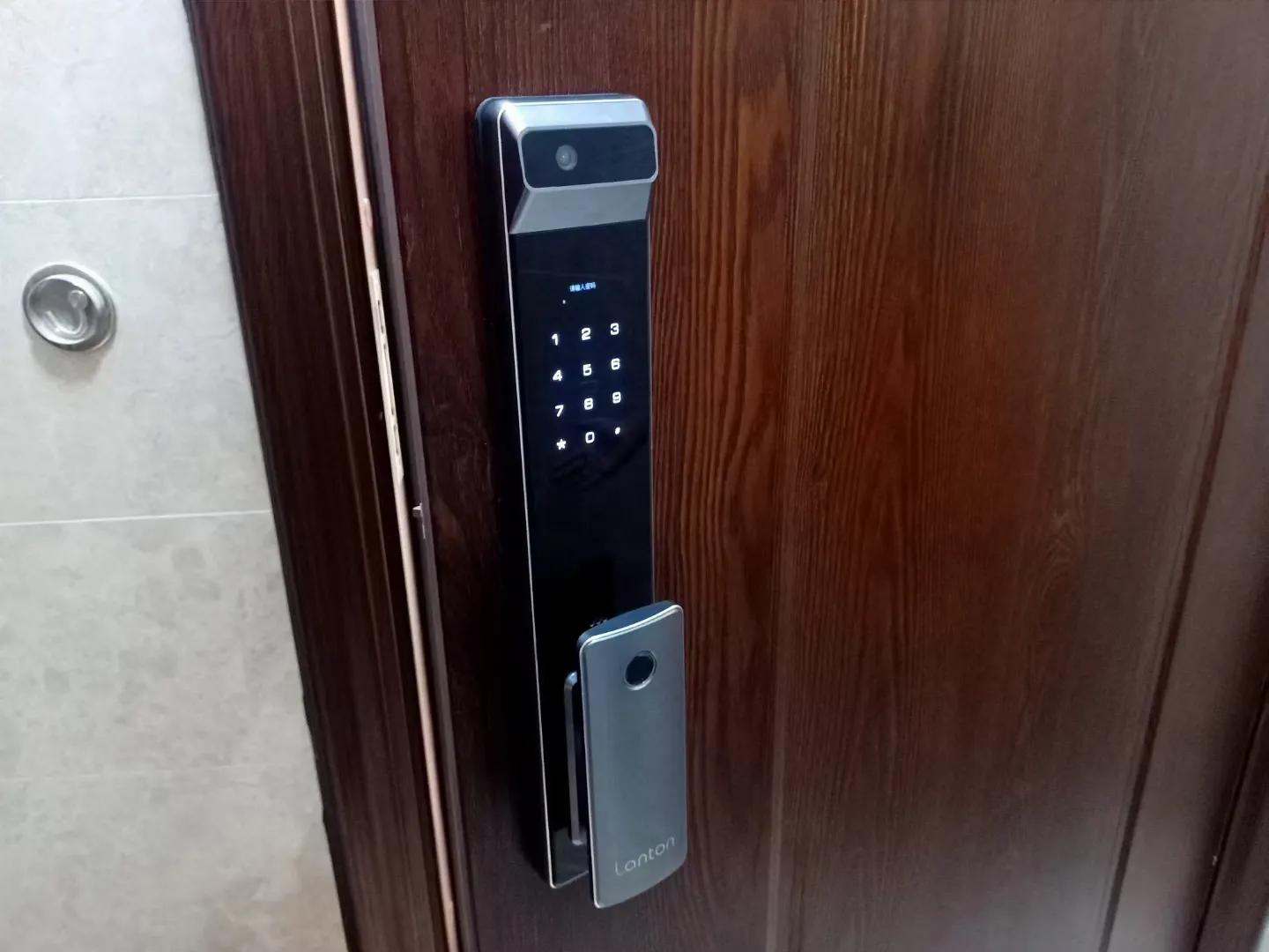 防盗门锁芯中间带齿,防盗门里面的锁芯插着钥匙