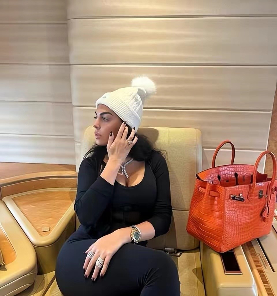 c罗乔装打扮和乔治娜去迪士尼,c罗在迪拜为乔治娜庆生