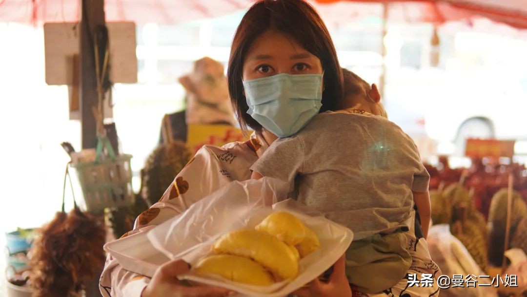 还吃啥榴莲自助?来泰国路边摊吃榴莲,100块钱管饱